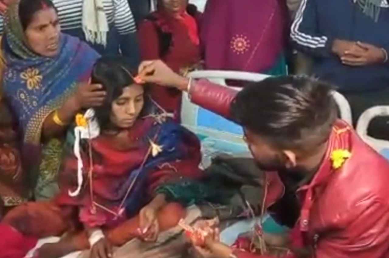 Unique Marriage: न लग्न- न मुहूर्त...अस्पताल में प्रेमिका की मांग में भरा सिंदूर, बेड पर बैठकर एक-दूजे को पहनाई वरमाला
