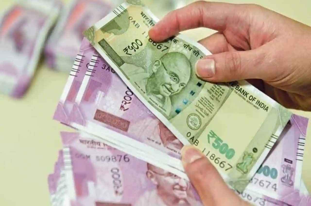 Bank FD Rate Increased: वरिष्ठ नागरिकों को FD पर 8.30% रिटर्न दे रहा है यह बैंक, चेक करें डिटेल