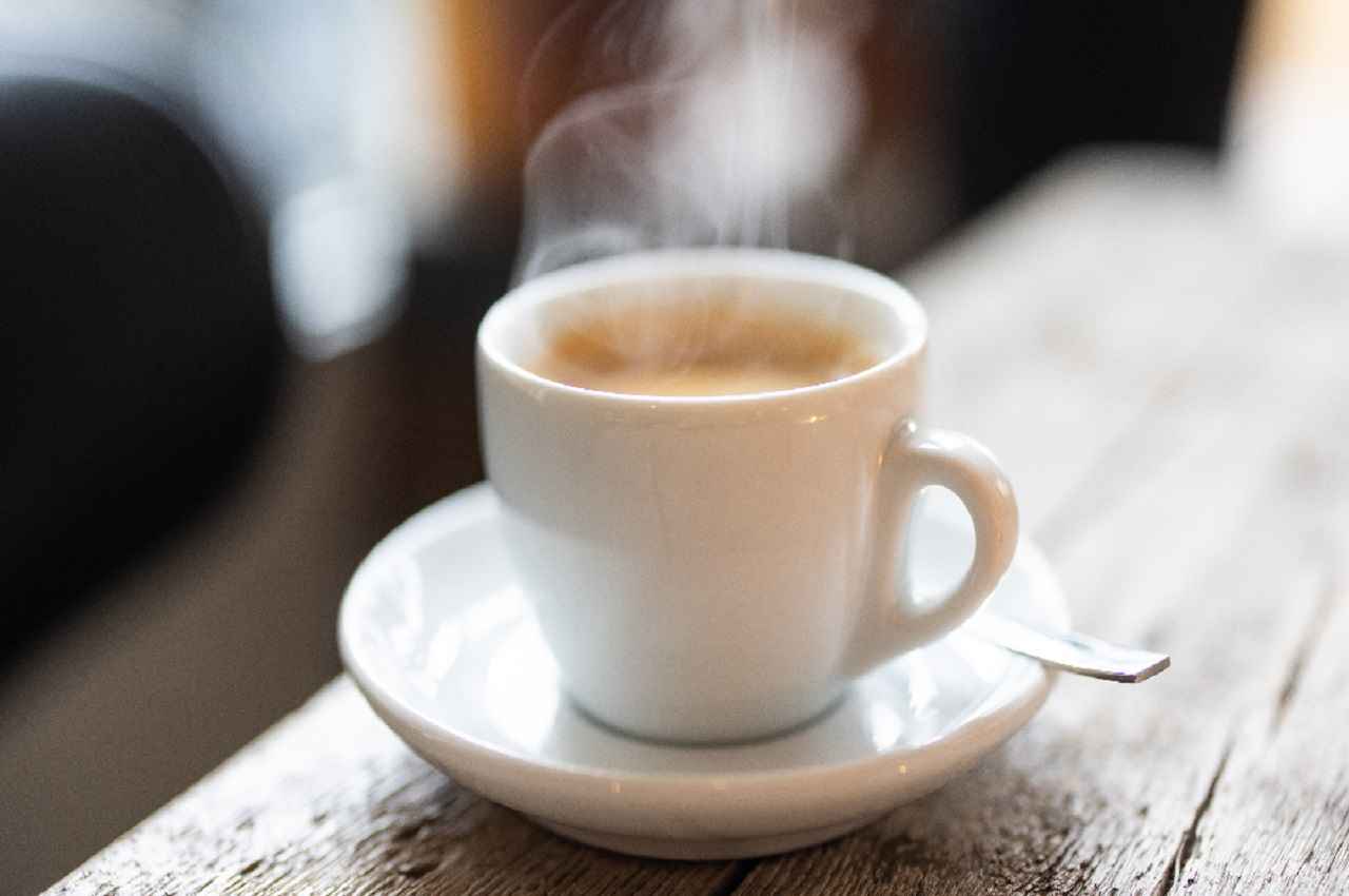 Coffee Fact: खाली पेट कॉफी पीने वाले हो जाएं सतर्क, सही टाइम जानें