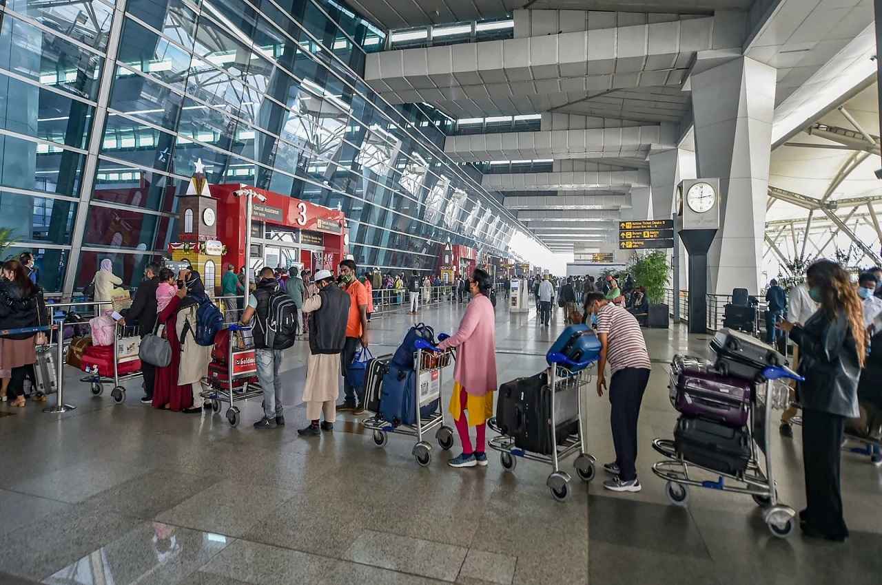Senior Citizen Free Travel: वरिष्ठ नागरिकों के लिए अच्छी खबर! सरकार ने की मुफ्त हवाई यात्रा की घोषणा