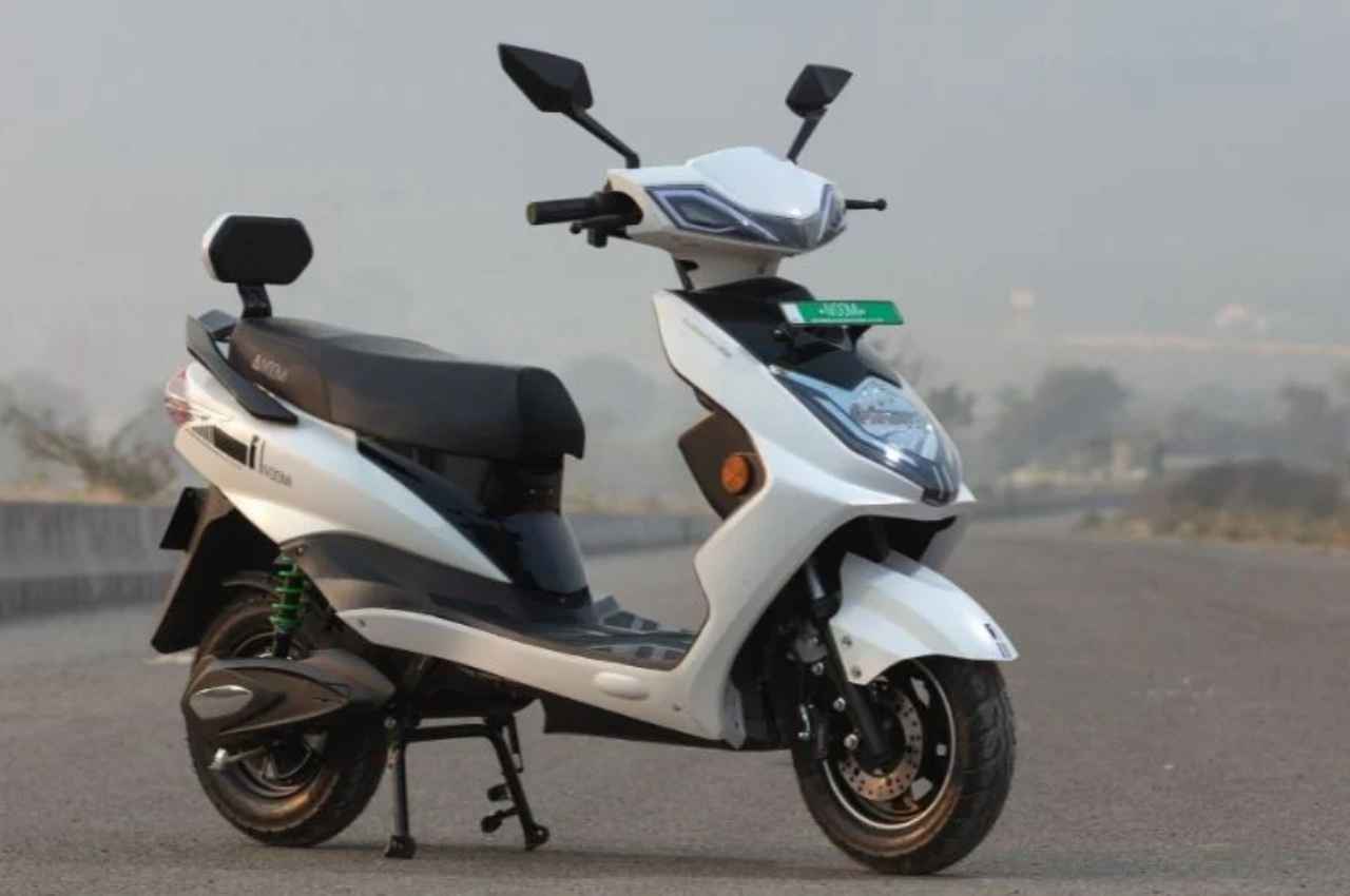 सिंगल चार्ज में चलता है 240 KM, इस EV स्कूटर की कीमत बस इतनी सी