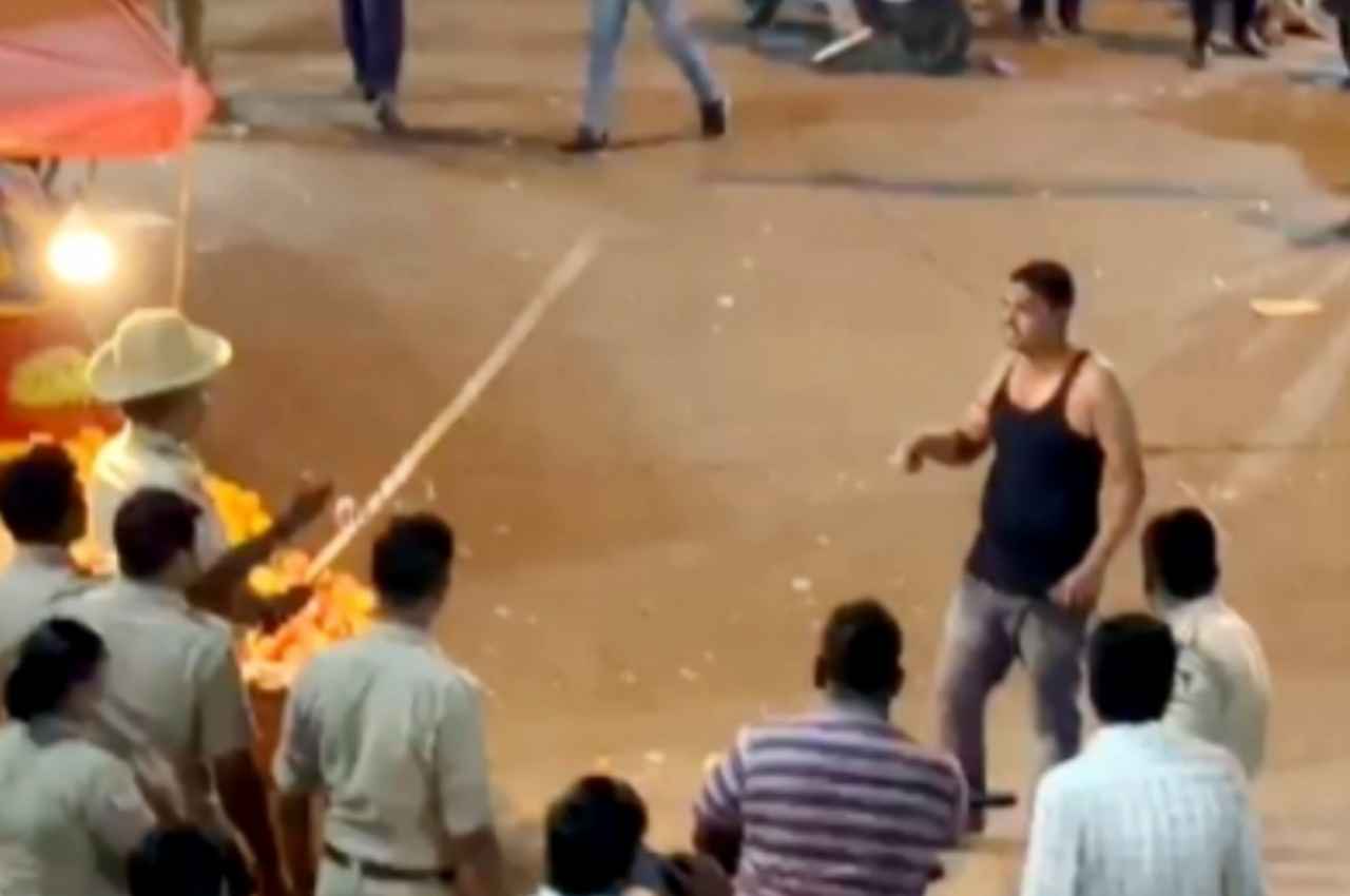 कर्नाटक: कलबुर्गी में सड़क पर चाकू लहरा रहा था बदमाश, पुलिस ने मारी गोली