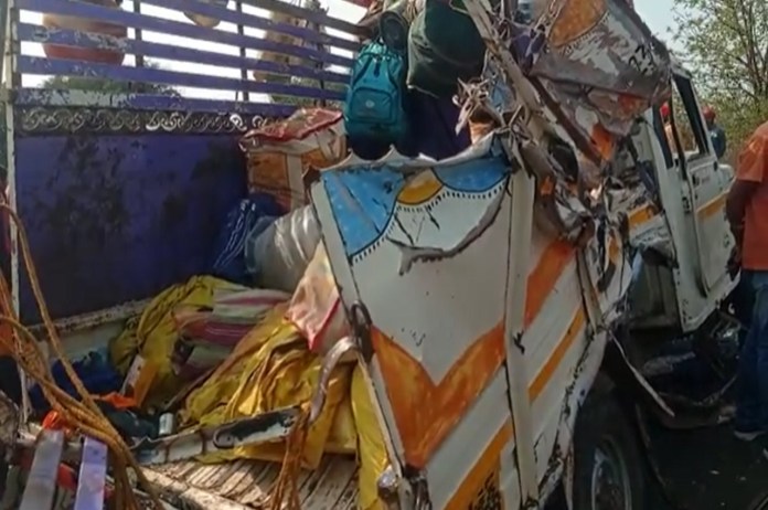 road accident two trucks collision in burhanpur
