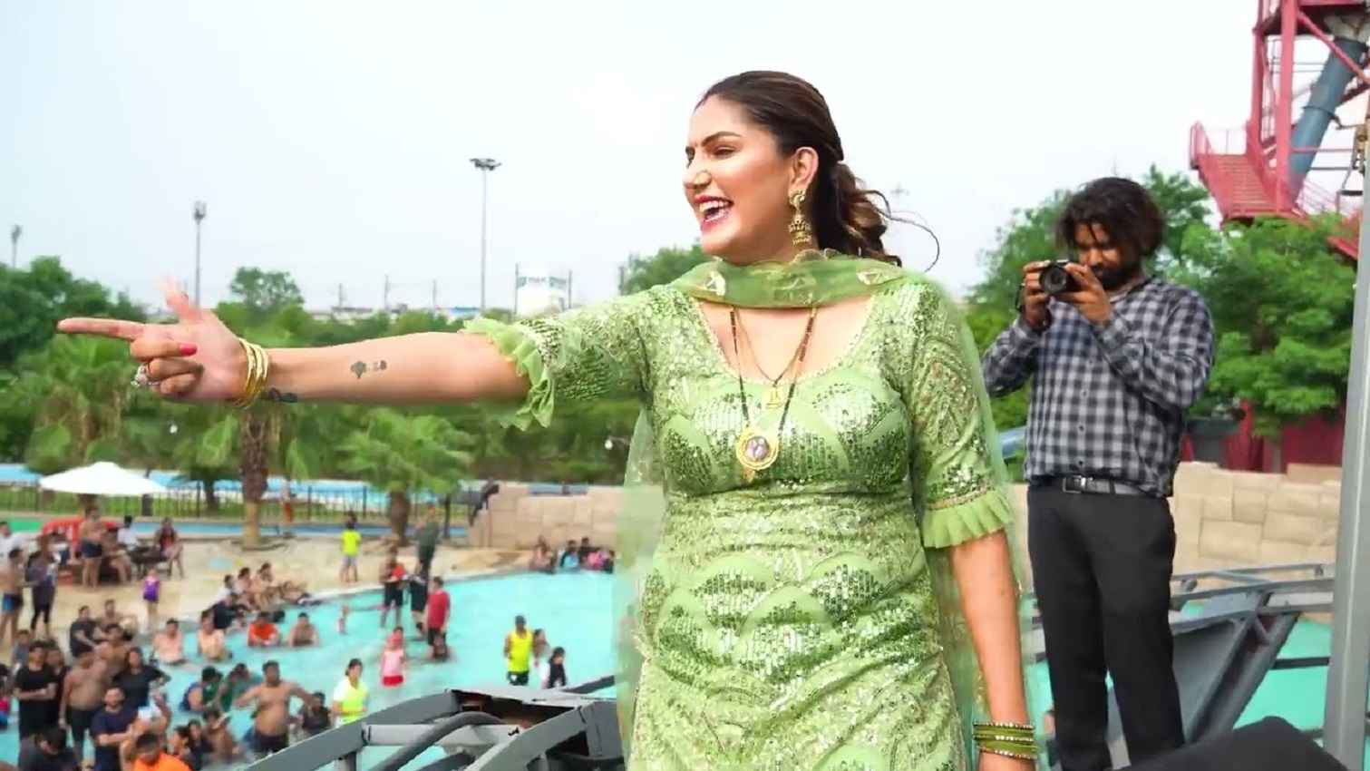 Viral Video: स्विमिंग पूल के पास कयामत बनकर टूटी 'Sapna Choudhary', नहाते लोगों के साथ लगा दिए जबरदस्त ठुमके