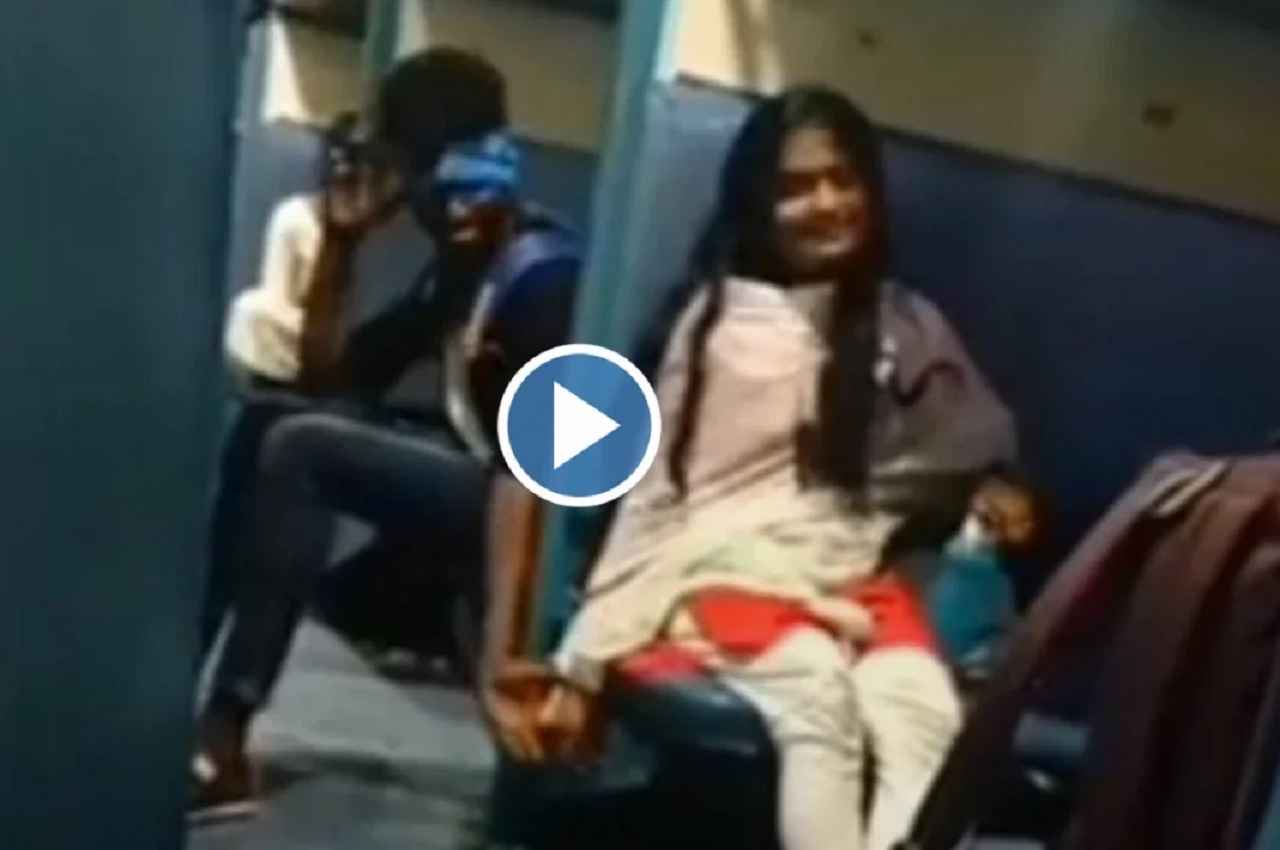 Viral Video: ट्रेन में प्यार का इकरार करते पकड़े गए लड़का और लड़की, लोग बोले- सफल हुआ सफर