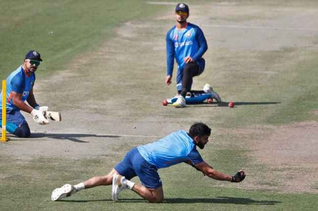 virat kohli practicing catching catches in slip