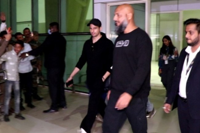 एयरपोर्ट से निकलते सिद्धार्थ sidharth malhotra, kiara advani, sidharth malhotra kiara advani wedding, jaisalmer, suryagarh