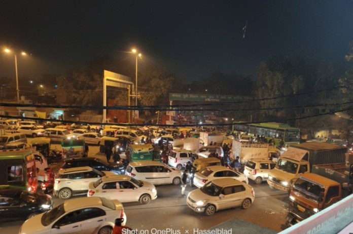 delhi news, ncr jam, mb road, vehicles crawling