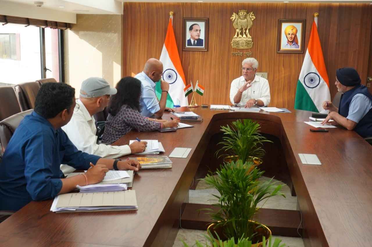 दिल्ली में कैबिनेट मंत्री कैलाश गहलोत ने संभाला प्रभार, अधिकारियों की प्री-बजट मीटिंग ली