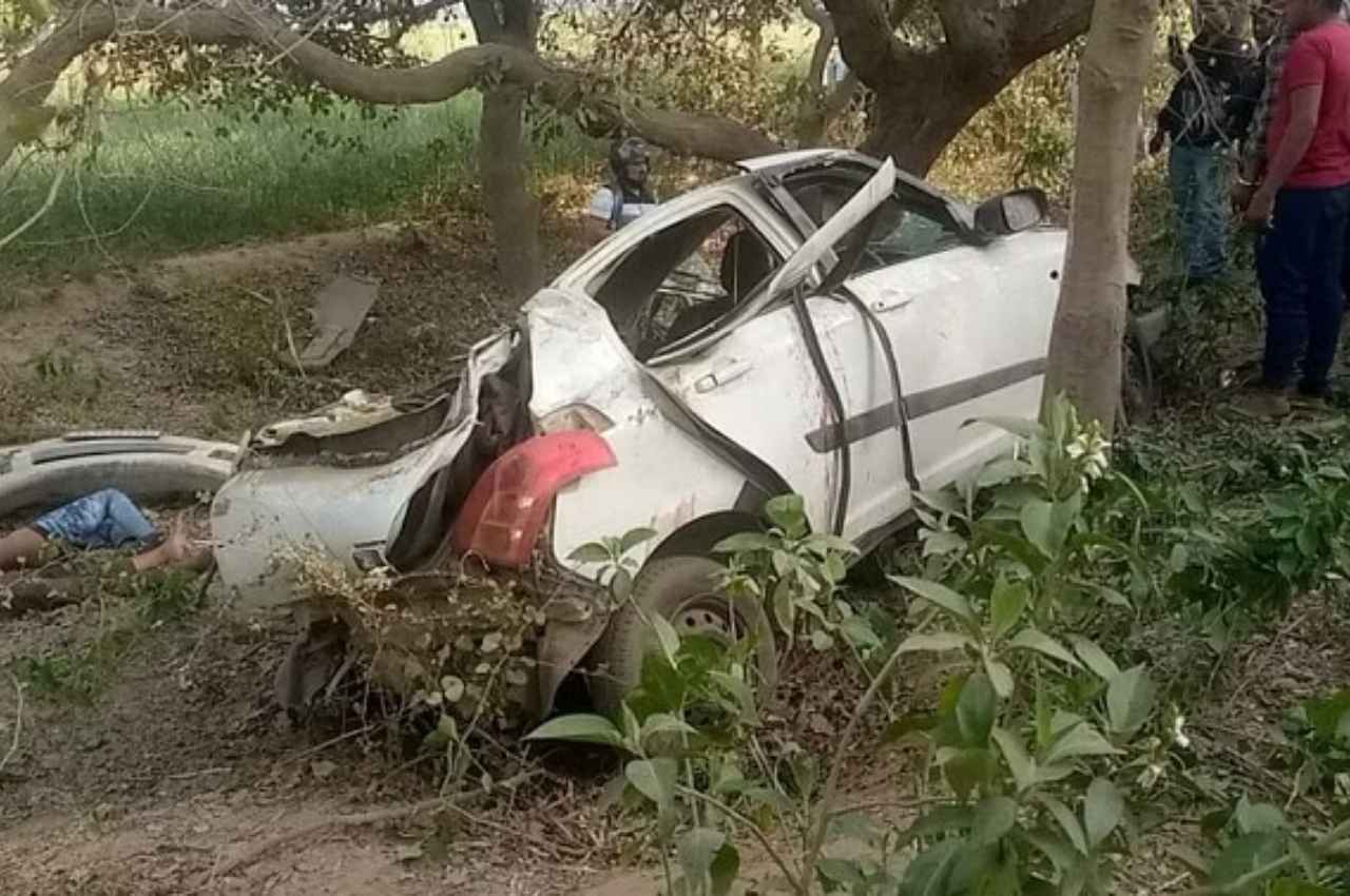 गढ़मुक्तेश्वर में पेड़ से टकराई कार, दो लोगों की मौत और चार घायल