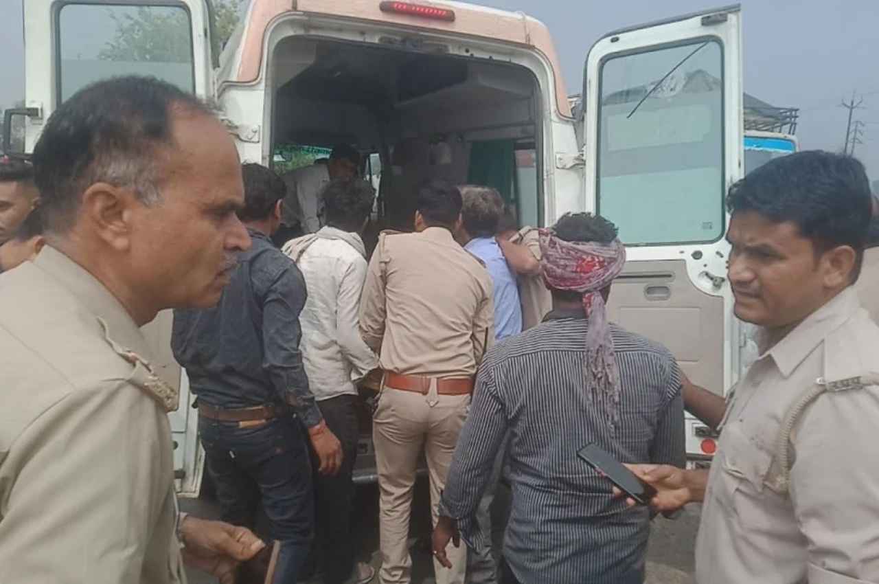 दर्दनाक! हाथरस में तेज रफ्तार कहर, बस ने ई-रिक्शा को कुचला, बाप-बेटी समेत 5 की मौत और 4 घायल