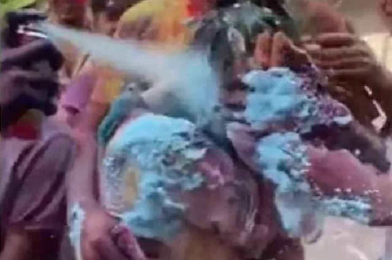 होली पर जापानी लड़की से भीड़ ने की 'गंदी बात', सोशल मीडिया पर वायरल