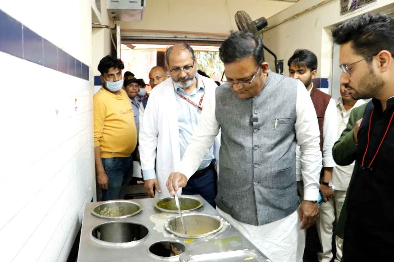 निरीक्षण करते स्वास्थ्य मंत्री