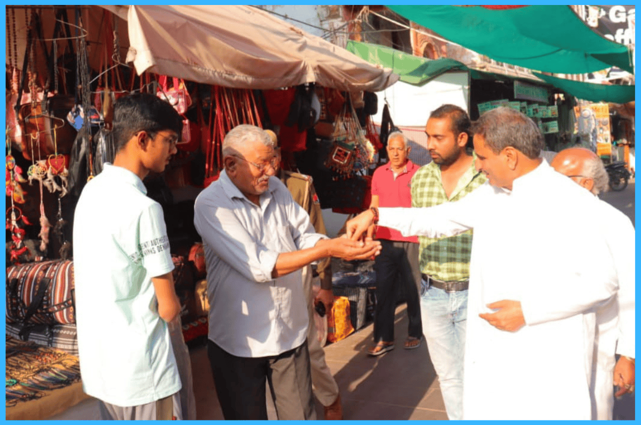 राजस्थान के पुष्कर में 4 मार्च से इंटरनेशनल होली महोत्सव, RTDC अध्यक्ष धर्मेंद्र ने लोगों को बांटे पीले चावल