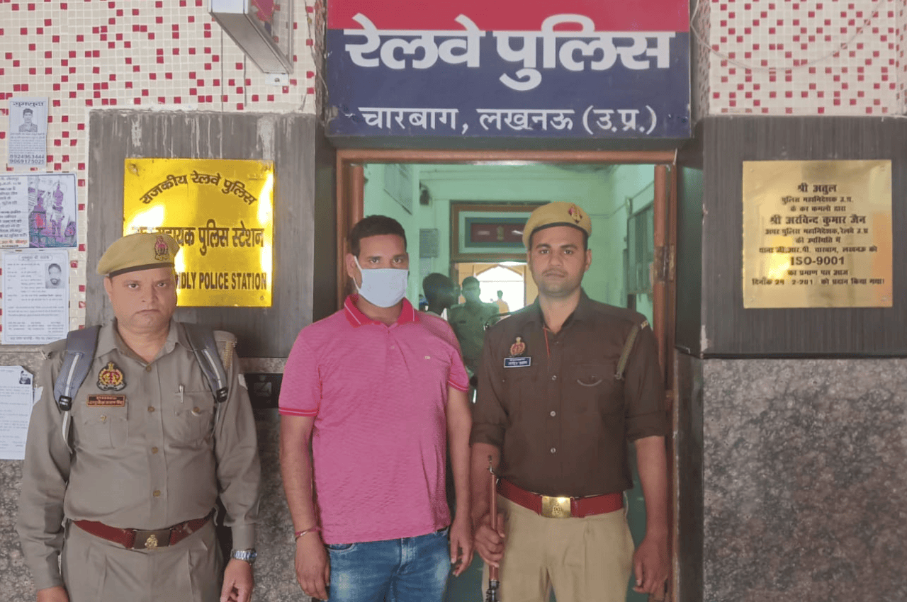 Another Pee-Gate Incident: अकाल तख्त ट्रेन में TTE ने महिला के सिर पर किया पेशाब, यात्रियों ने पीटा, रेलवे ने नौकरी से निकाला