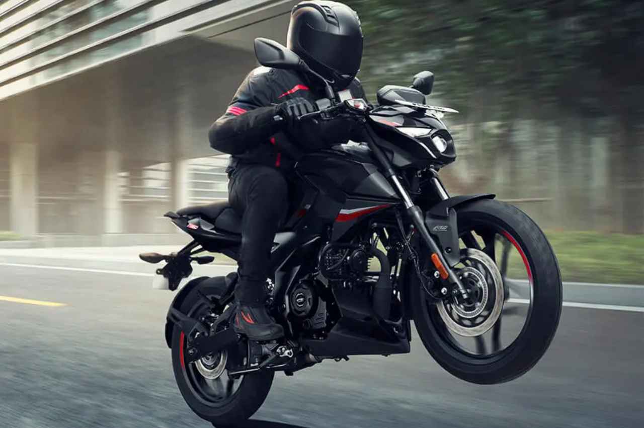 Bajaj की इस बाइक में Best सेफ्टी फीचर्स और attractive कलर ऑप्शन, जानें कीमत  