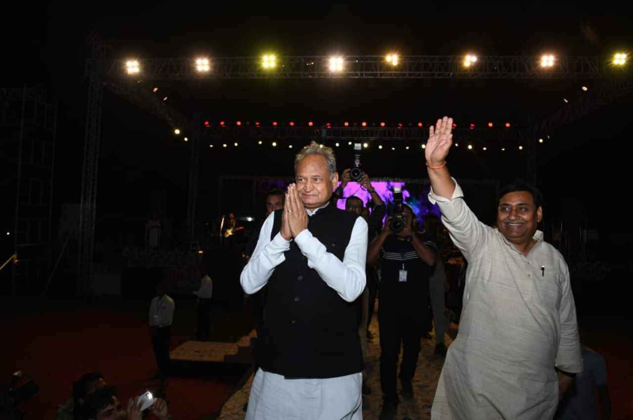 Sikar News: शेखावटी महोत्सव में बोले सीएम गहलोत- भाजपा वीरांगनाओं को सड़क पर लाकर बेइज्जती कर रही