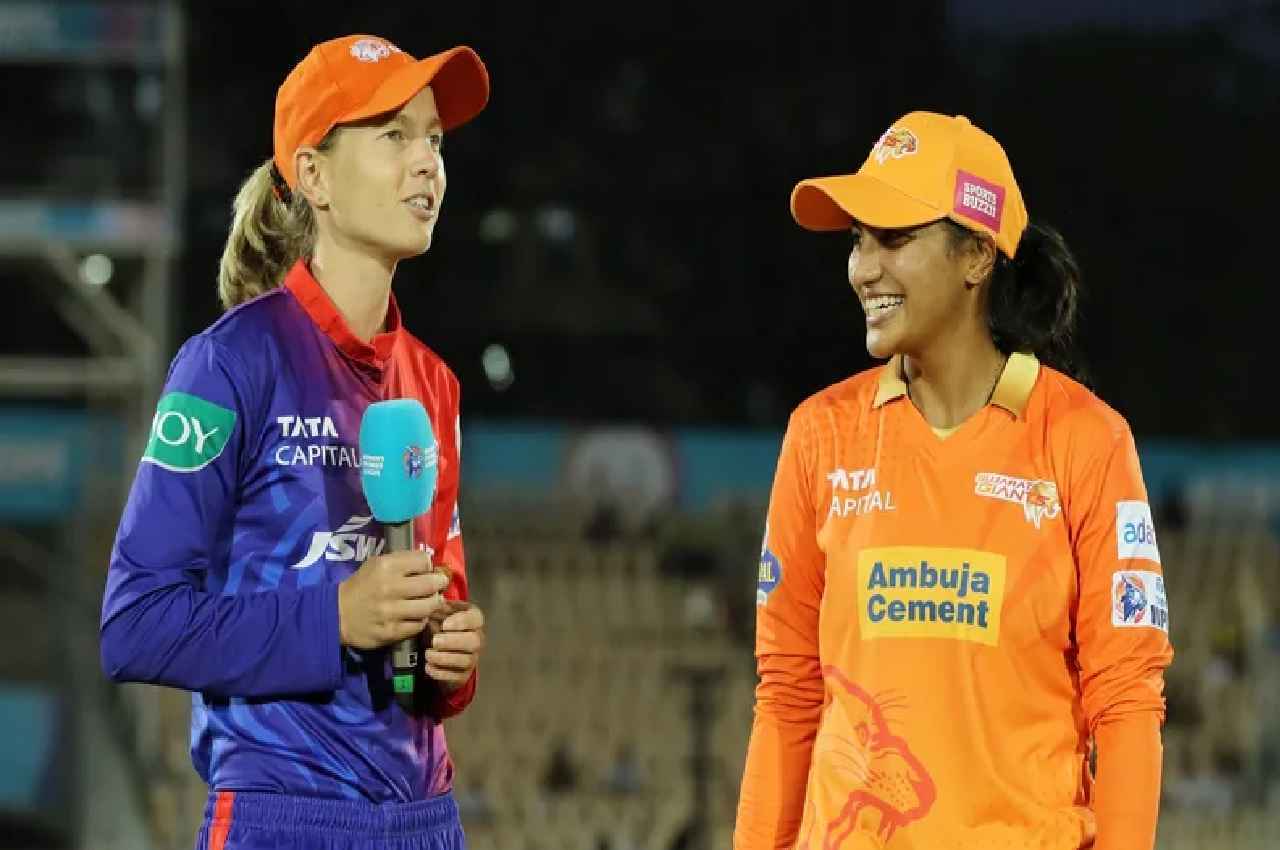 WPL 2023: Delhi Capitals टॉस जीतकर पहले चुनी गेंदबाजी, जानिए दोनों टीमों की प्लेइंग-11