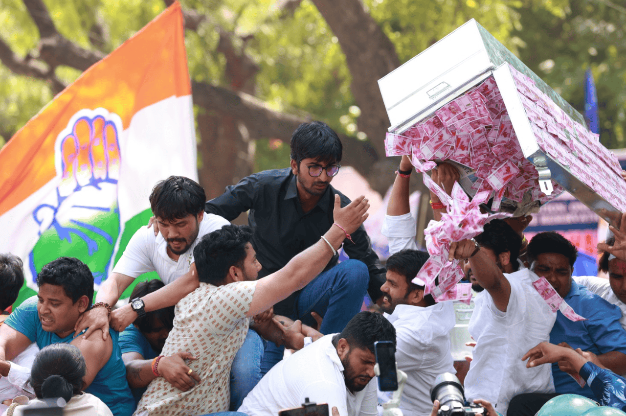 Delhi Protest: जंतर-मंतर पर यूथ कांग्रेस ने किया प्रदर्शन, राहुल गांधी की सांसदी जाने और अडानी मुद्दे पर सरकार को घेरा