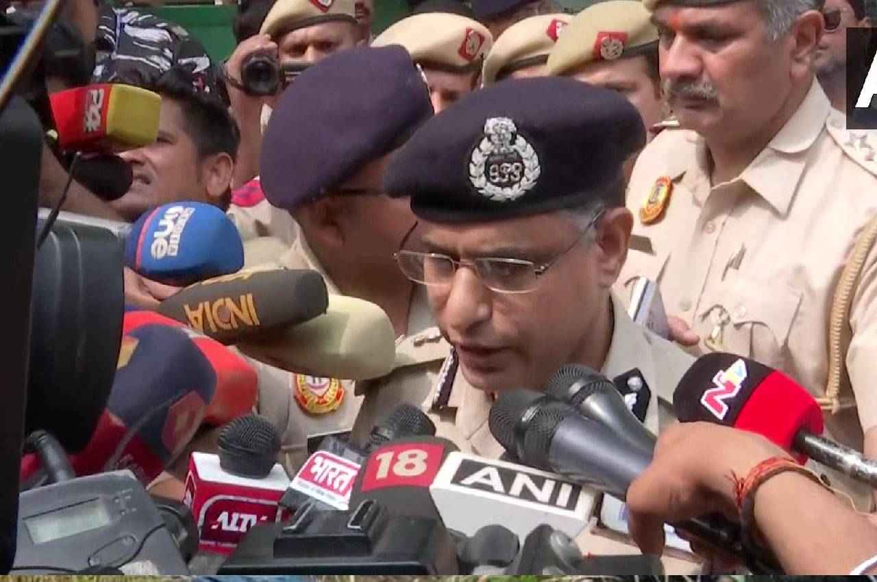 राहुल गांधी के घर दिल्ली पुलिस; यौन उत्पीड़न वाले बयान पर स्पेशल CP हुड्डा ने की मुलाकात, जानें कांग्रेस सांसद क्या बोले?