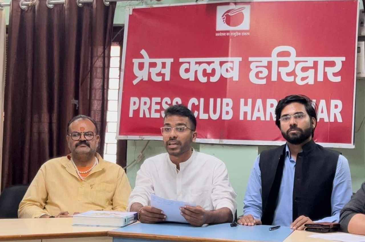 गौतम खट्टर ने आयुर्वेद में उल्लेखनीय योगदान के लिए आचार्य बालकृष्ण को 'भारत रत्न' देने की उठाई मांग