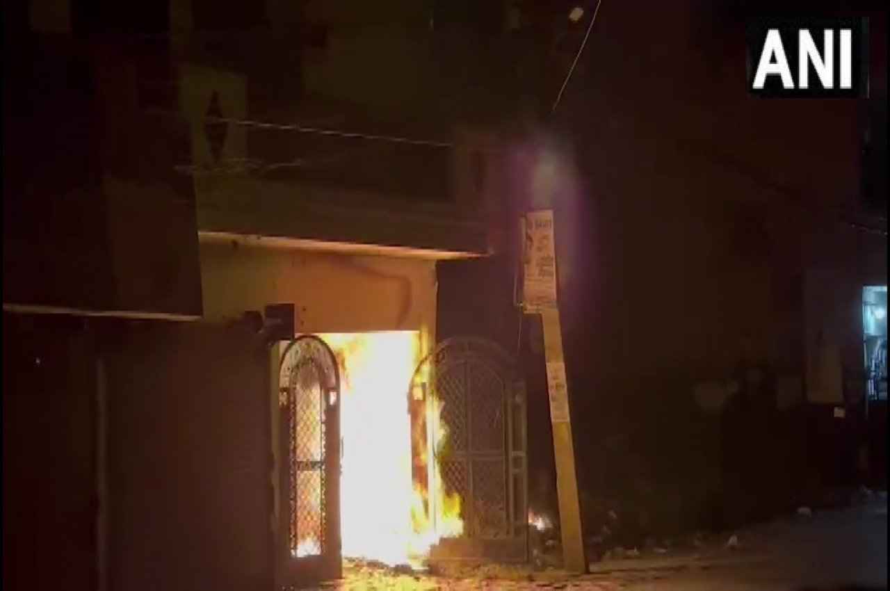 गाजियाबाद में मकान के बाहर गैस लाइन में लगी भीषण आग, घर में फंसे 15 लोगों को ऐसे बाहर निकाला