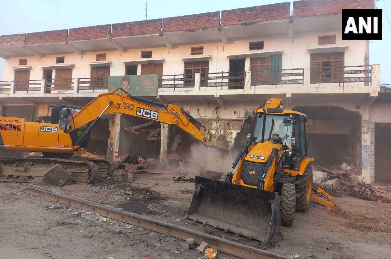 गाजीपुर में मुख्तार अंसारी गैंग के खिलाफ फिर बुलडोजर एक्शन, अब करीबी कमलेश 'प्रधान' की संपत्ति जमींदोज