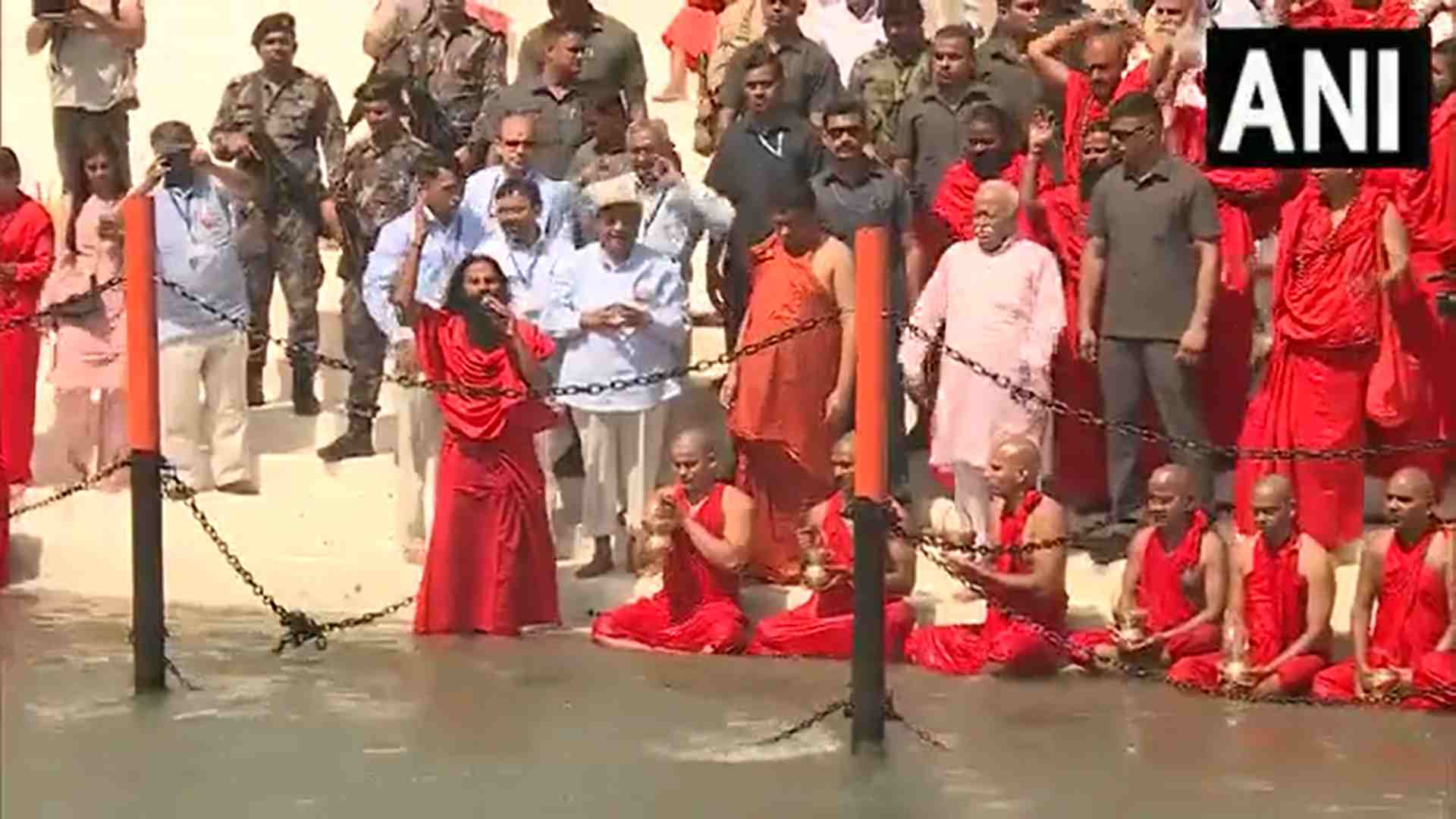 Haridwar: Baba Ramdev gave initiation to 100 youths in Haridwar, bathe Ganges at Hari ki Paidi with chanting