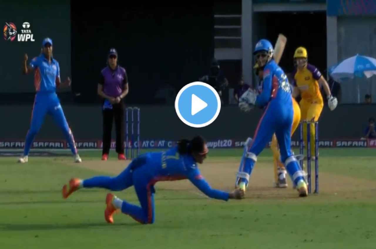 WPL 2023: हवा में गोता लगाकर Harmanpreet Kaur ने एक हाथ से पकड़ा शानदार कैच, देखें video