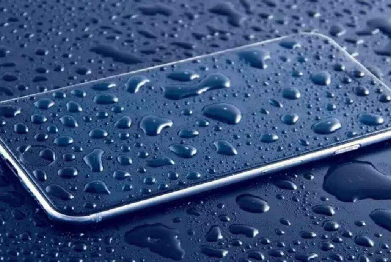 Holi 2023: पानी में गिर गया है Smartphone तो ना हों परेशान, तुरंत करें ये काम