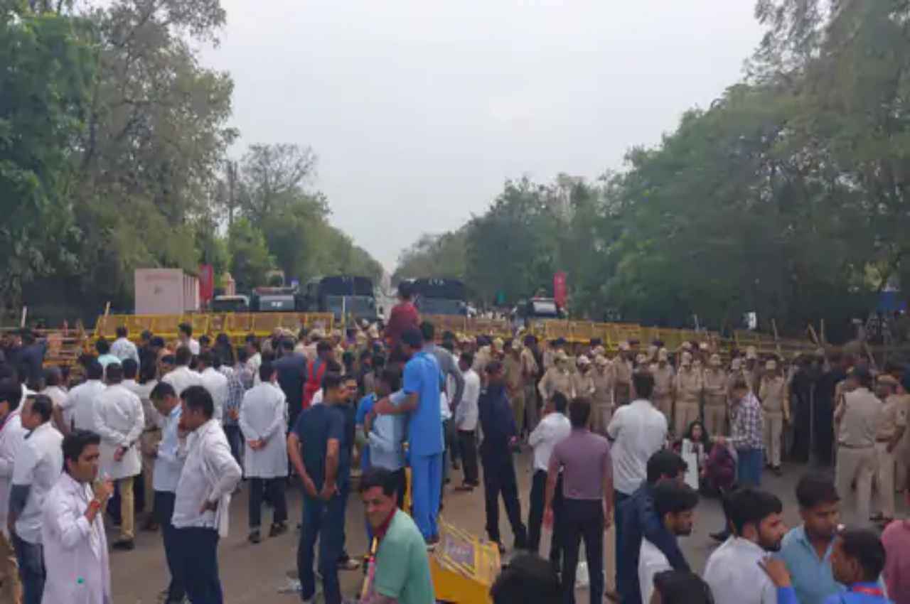 Right to Health Bill: राजस्थान में दूसरे दिन भी डाॅक्टरों का विरोध, पुलिस ने चलाई वाटर कैनन