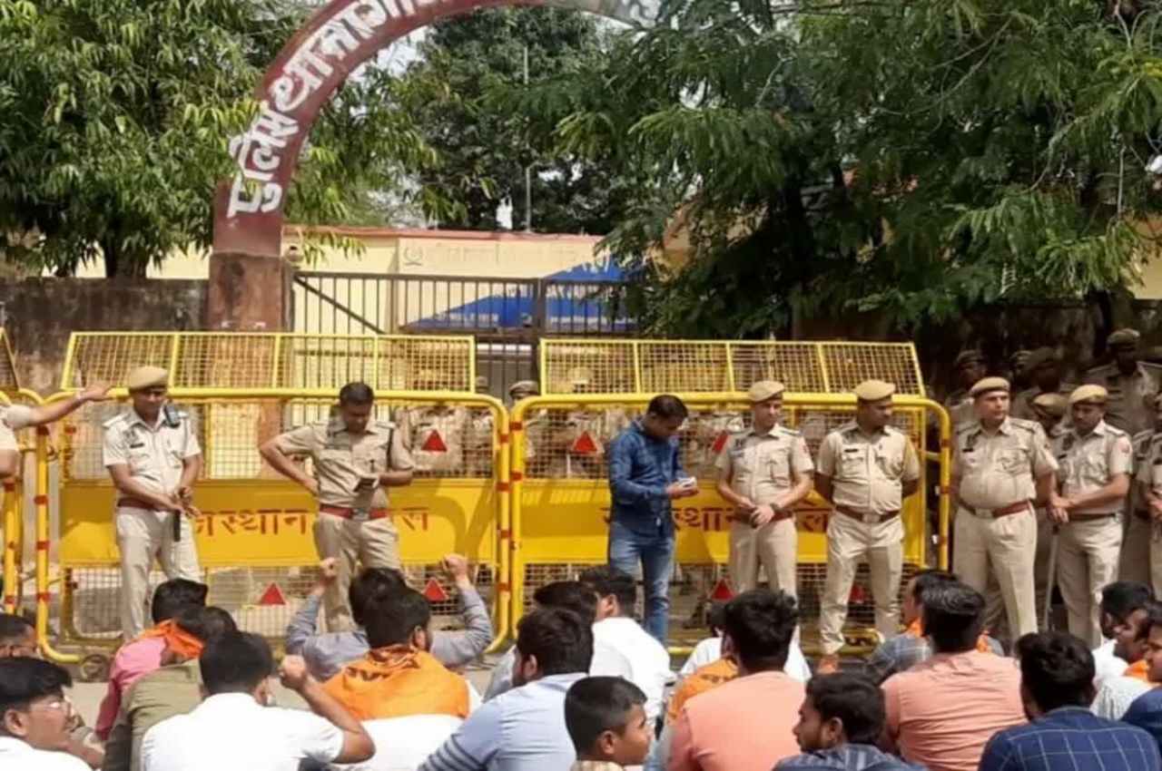 Jaipur News, ABVP Protest Outside police Station