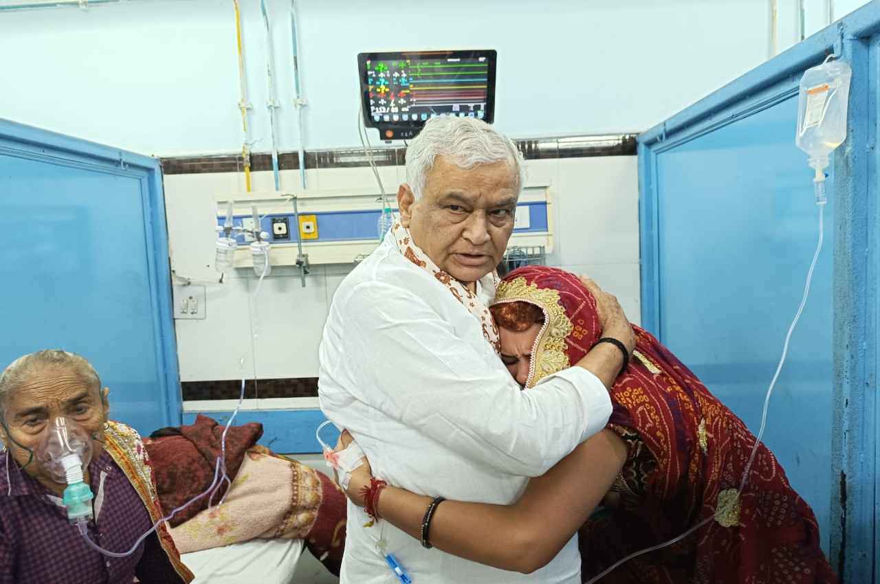 Jaipur News: पुलवामा शहीदों की विधवाओं ने राज्यपाल से मिल मांगी इच्छा मृत्यु, सांसद किरोड़ीलाल ने पुलिस पर मारपीट का लगाया आरोप