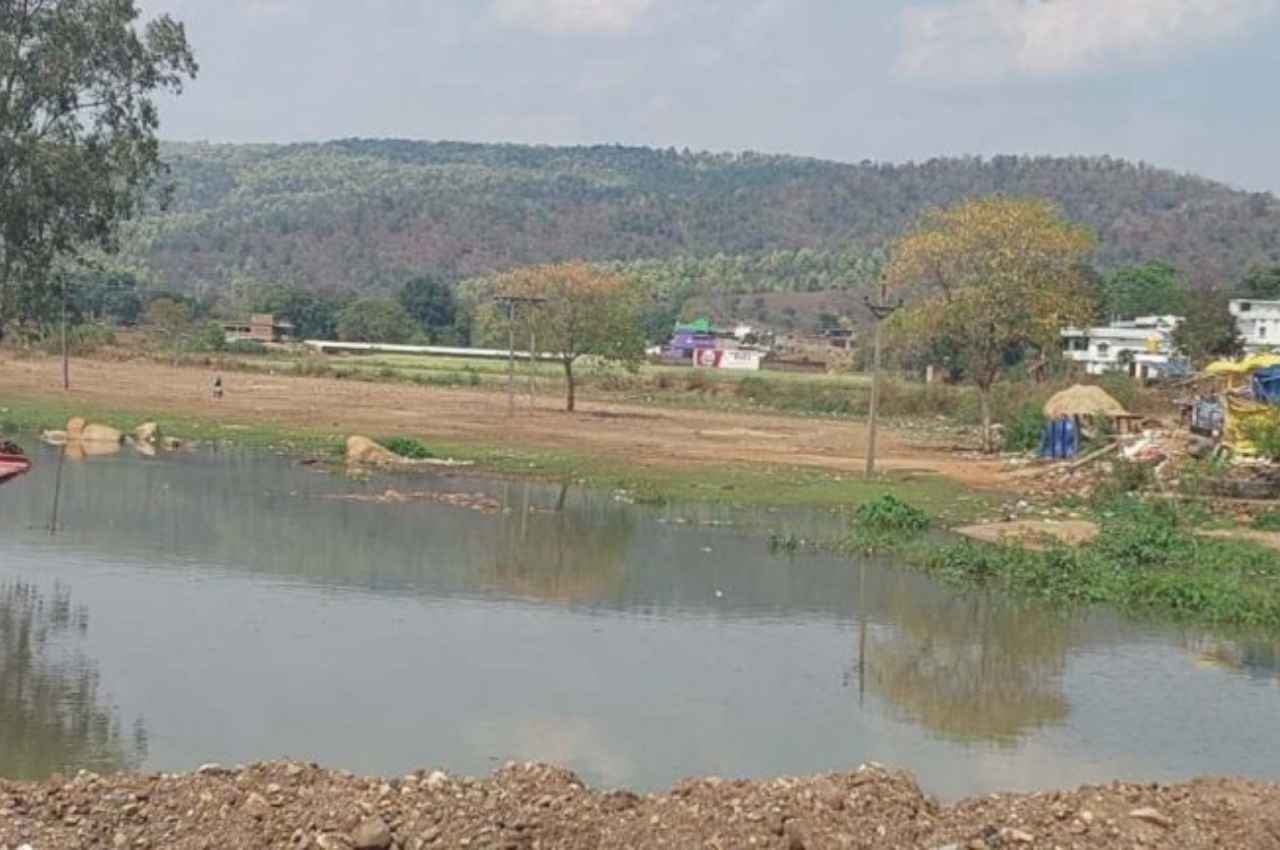 छत्तीसगढ़: जशपुर जिले में गर्मी के कारण पानी की समस्या, कलेक्टर रवि मित्तल ने दिए नदी-नालों पर बांध बनाने के निर्देश