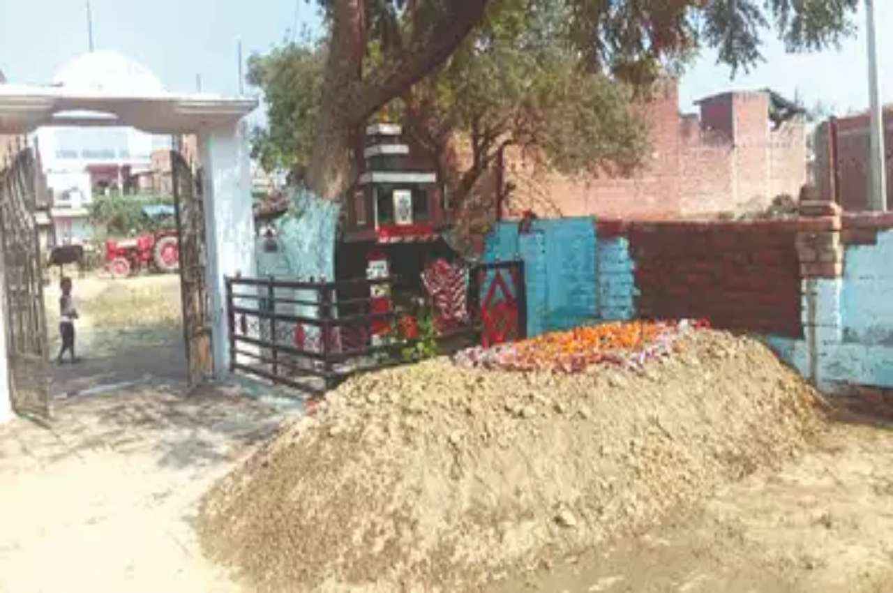 कौशांबी में पति की मौत के बाद शव को घर के आंगन में दफनाया, पत्नी बोली- ये उनकी थी आखिरी इच्छा