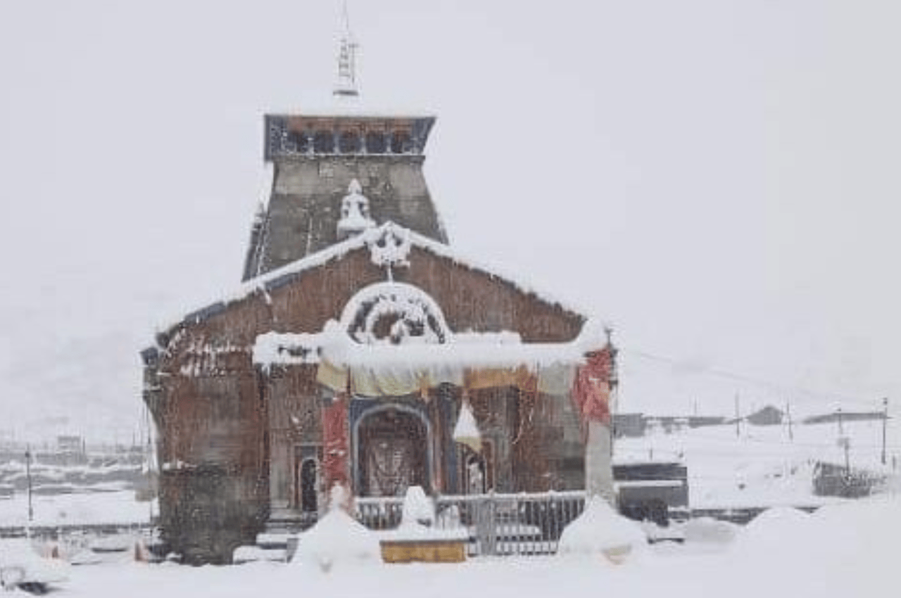 Uttarakhand Weather: नैनीताल में उफनाए बरसाती नाले में बह गई बस, बर्फबारी से ढंका केदारनाथ धाम, अलर्ट जारी