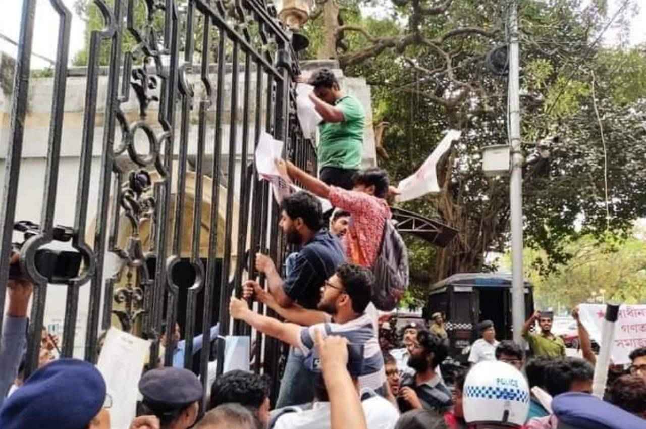 कोलकाता में वामपंथी संगठन SFI का प्रदर्शन, विधानसभा के गेट पर चढ़े, पुलिस से भी भिड़े, कई गिरफ्तार
