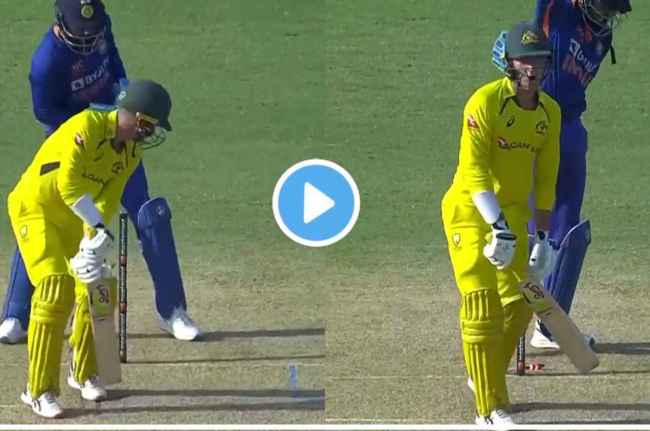 Kuldeep Yadav clean bowled Alex Carey