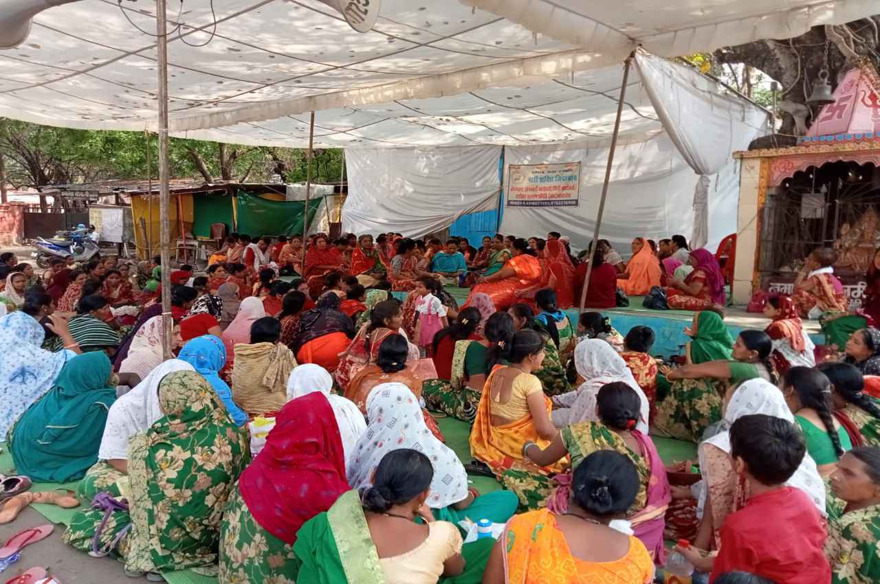 MP News: नर्मदापुरम में हड़ताल कर रही 20 आंगनवाड़ी कार्यकर्ताओं की सेवा समाप्त, कार्रवाई से हड़कंप