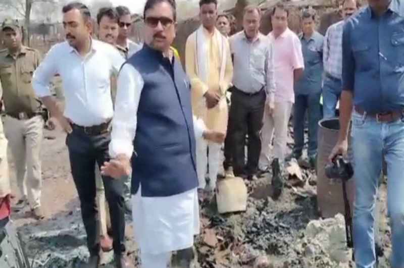 MP News Minister Vijay Shah Visit Fire victim