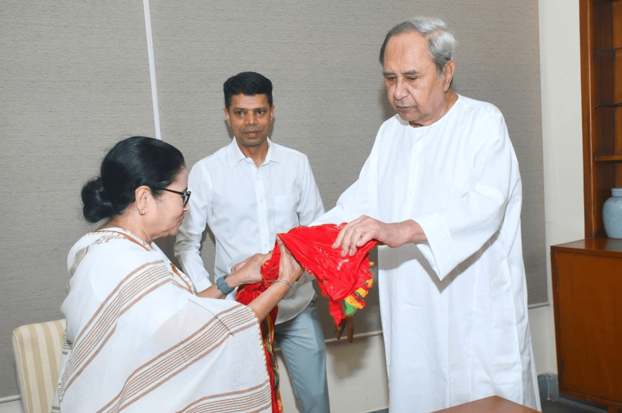 तीसरे मोर्चे की सुगबुगाहट के बीच ममता बनर्जी ने ओडिशा के CM पटनायक से की 'शिष्टाचार' मुलाकात, जानें सियासी मायने