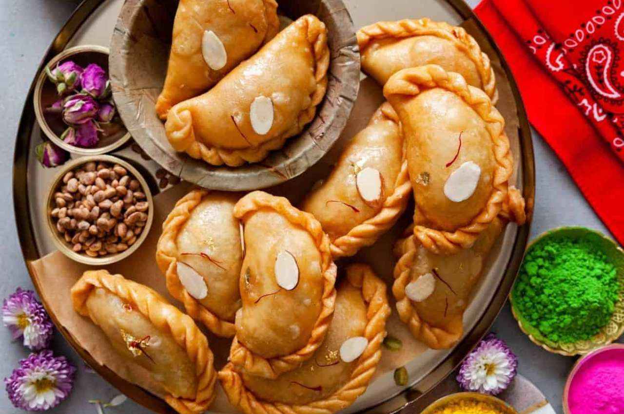 Mawa Gujiya Recipe: होली पर आसानी से बनवाएं मावा गुजिया, जानें रेसिपी