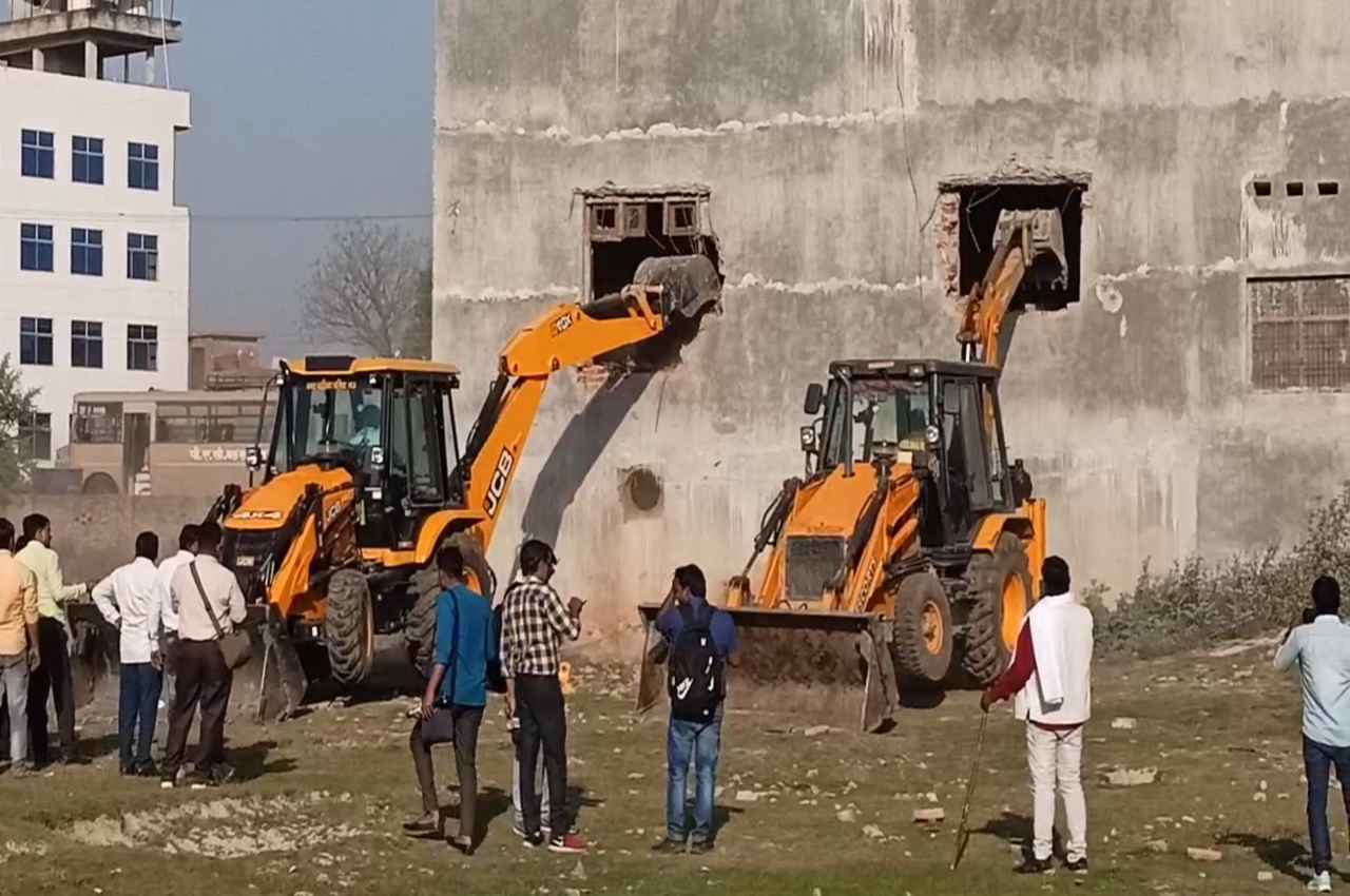 अतीक के साथ मुख्तार कुनबे पर भी चला बुलडोजर, अब्बास और उमर अंसारी का दो मंजिला मकान गिराया, देखें Photos