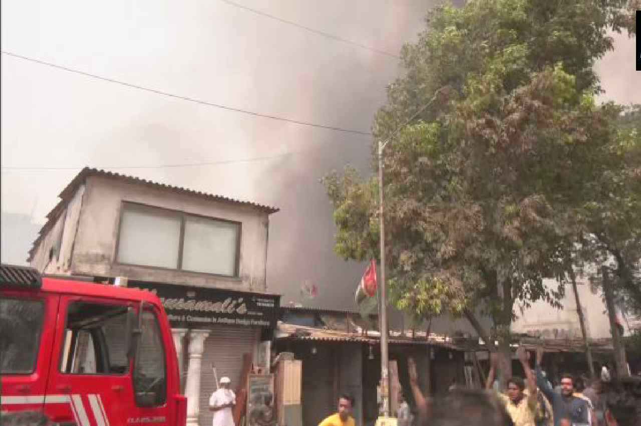 Mumbai Goregaon Fire: मुंबई के गोरेगांव फर्नीचर मार्केट के पास लगी भीषण आग, वीडियो वायरल