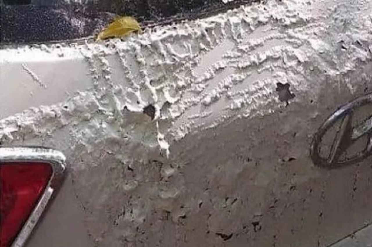 नोएडा की सोसायटी में नौकरी से निकाला कार क्लीनर तो गुस्से में एक दर्जन गाड़ियों का कर दिया ये हाल