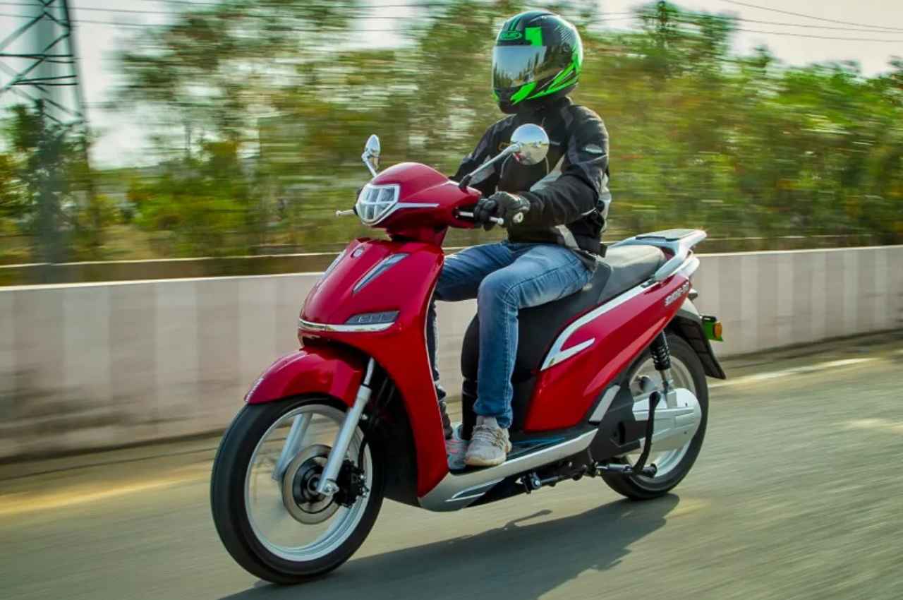 इस EV Scooter को खरीदने के लिए लगी हैं लाइनें, देने होंगे महज 2000 रुपये, कहीं देर न हो जाए