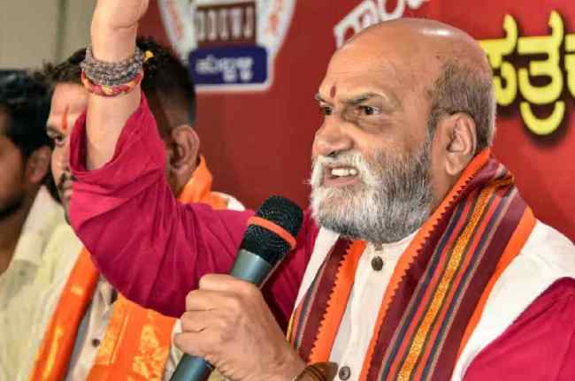 Sri Rama Sene,Pramod Muthalik,karnataka elections, Controversial statement, Shri Ram Sena Chief, beat BJP leaders with slippers