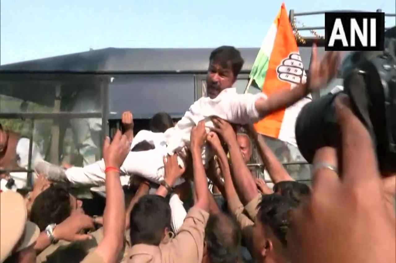 Rahul Gandhi Disqualified: उत्तर प्रदेश में कांग्रेस का प्रदर्शन, अखिलेश बोले- हमारे भी कई विधायकों की सदस्यता ली