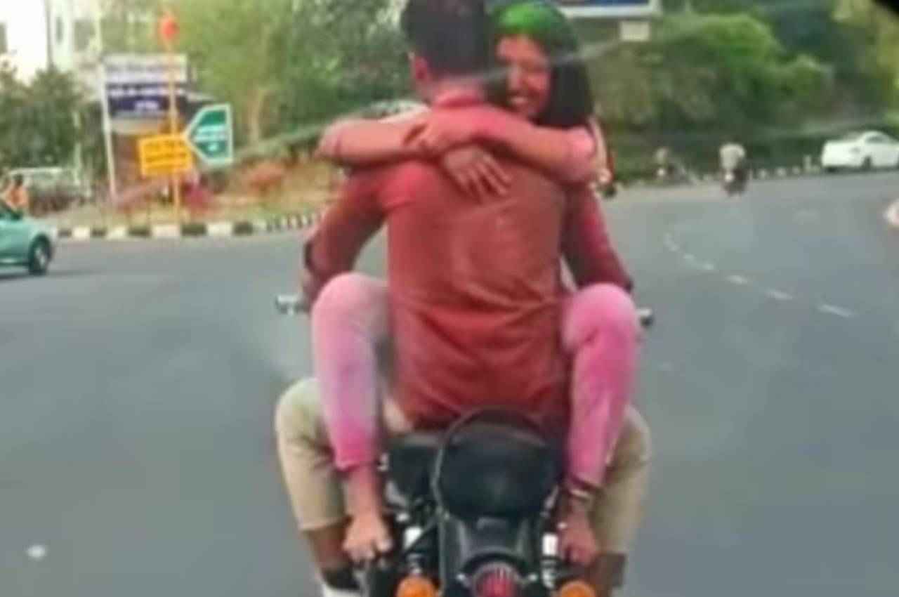 Rajasthan (1) Rajasthan, Rajasthan News, Romance On Bullet, Jaipur Police, Jaipur Viral Video