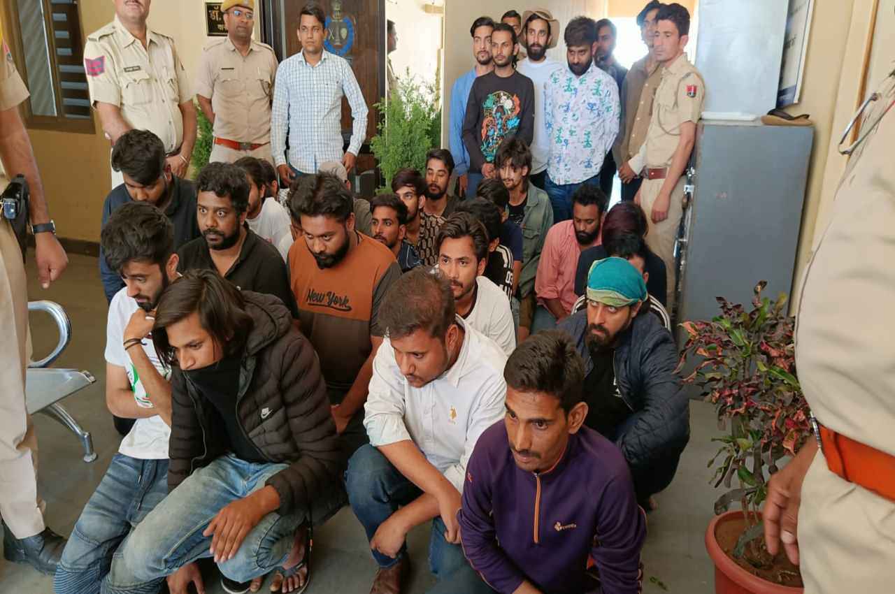 Rajasthan News: पुष्कर में अर्द्धनग्न होकर नशे में झूम रहे थे युवक-युवतियां, पुलिस पहुंची तो उड़ गए होश